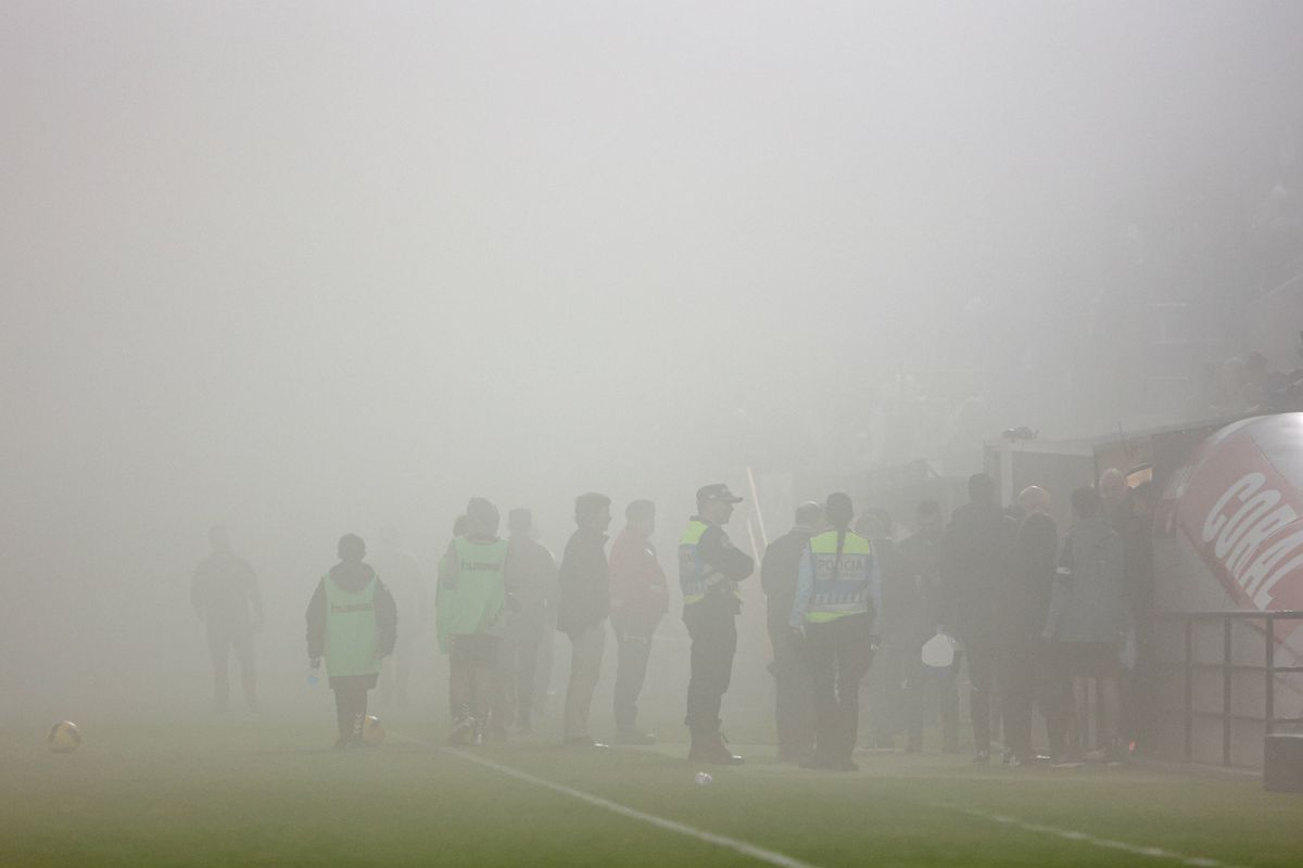 Imagini incredibile! Meciul Nacional - Porto, din Portugalia, abandonat