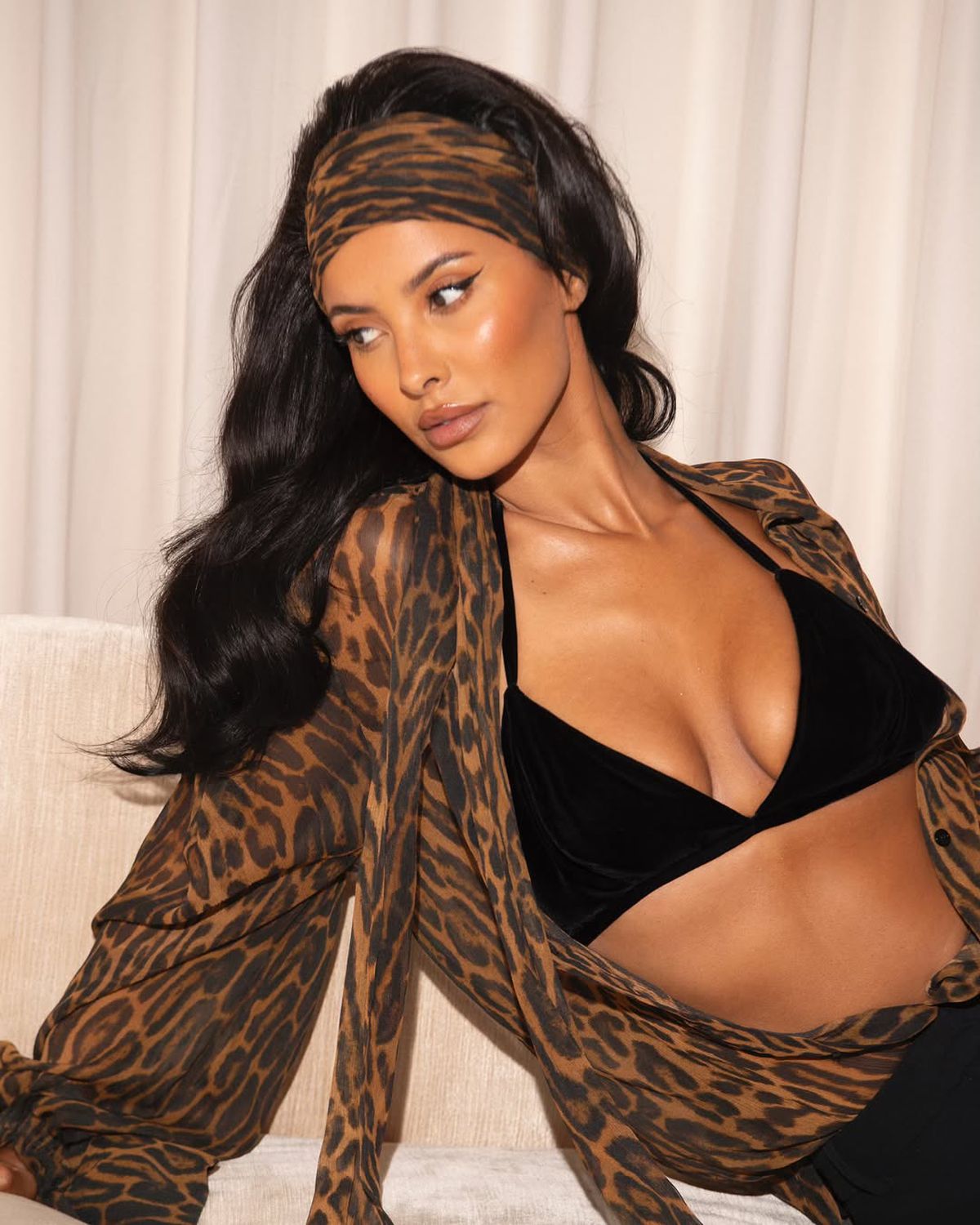 A confirmat idila dintre fotbalist și prezentatoarea de la Insula Iubirii » A urmat o replică furioasă: „Ieși! De asta nu vorbesc cu oameni mai în vârstă!”