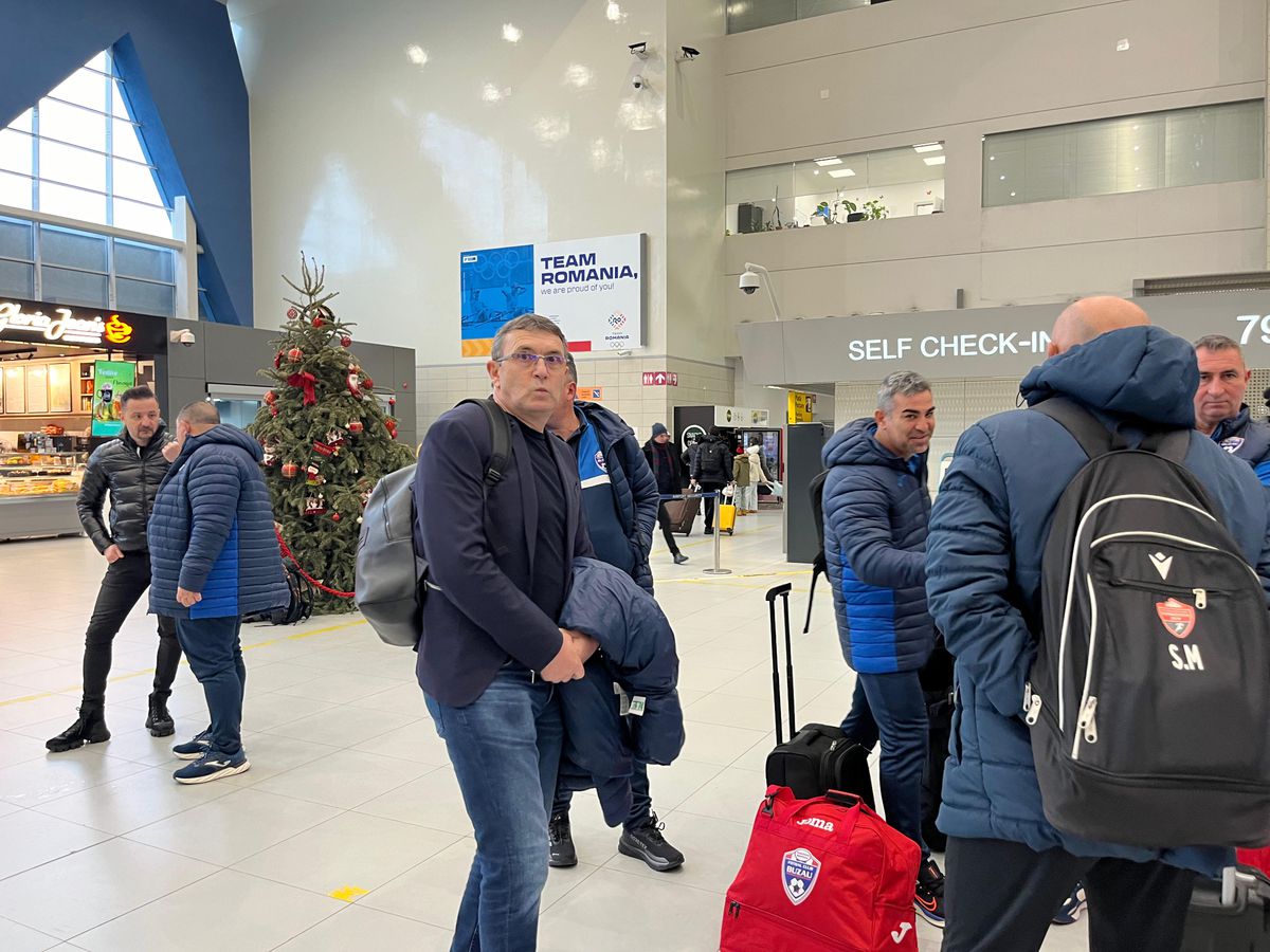 4 echipe din Superliga, în același avion spre Antalya » Surpriză în bagaj: „Mi-am luat cartea despre Rusia. Confirmă ce bănuiam”