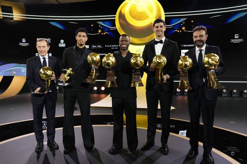 Thibaut Courtois, alături de colegii Jude Bellingham și Vinicius Junior, laureați și ei cu Real Madrid la Globe Soccer Awards din Dubai / Foto: Imago