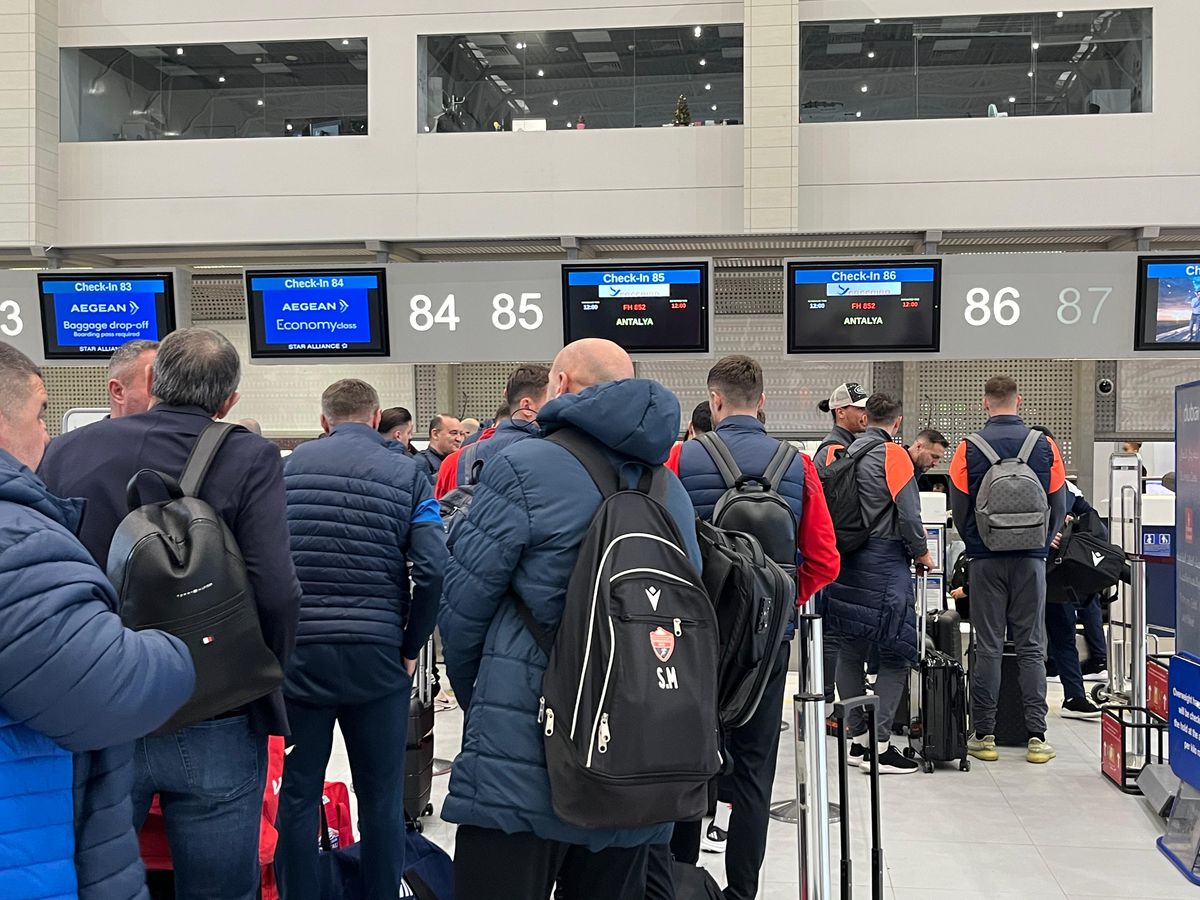 4 echipe din Superliga, în același avion spre Antalya » Surpriză în bagaj: „Mi-am luat cartea despre Rusia. Confirmă ce bănuiam”