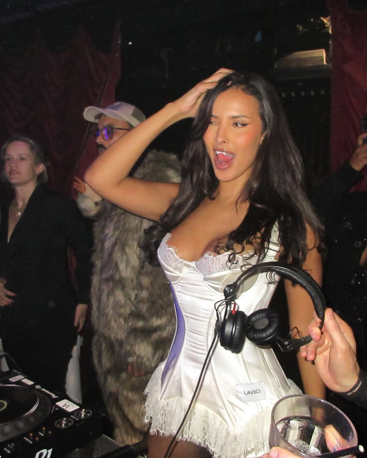 A confirmat idila dintre fotbalist și prezentatoarea de la Insula Iubirii » A urmat o replică furioasă: „Ieși! De asta nu vorbesc cu oameni mai în vârstă!”