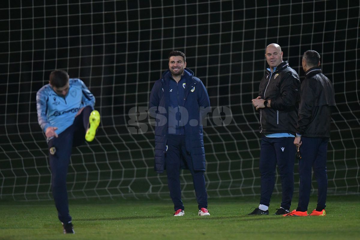 GSP a asistat la primul antrenament al lui Adrian Mutu la Petrolul! „Briliantul” nu s-a putut abține și a «îmblânzit» mingea