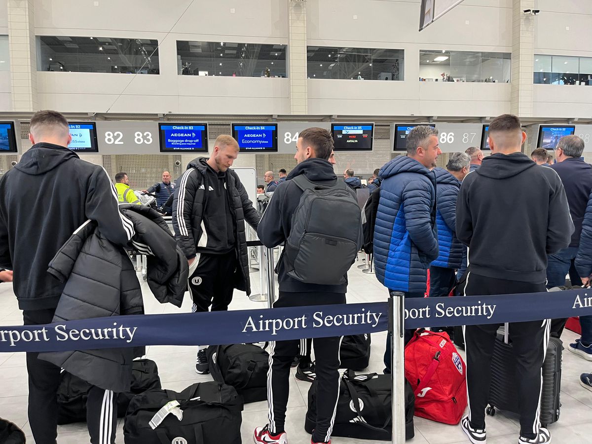 4 echipe din Superliga, în același avion spre Antalya » Surpriză în bagaj: „Mi-am luat cartea despre Rusia. Confirmă ce bănuiam”