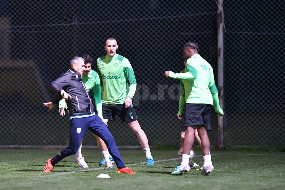 GSP a asistat la primul antrenament al lui Adrian Mutu la Petrolul! „Briliantul” nu s-a putut abține și a «îmblânzit» mingea