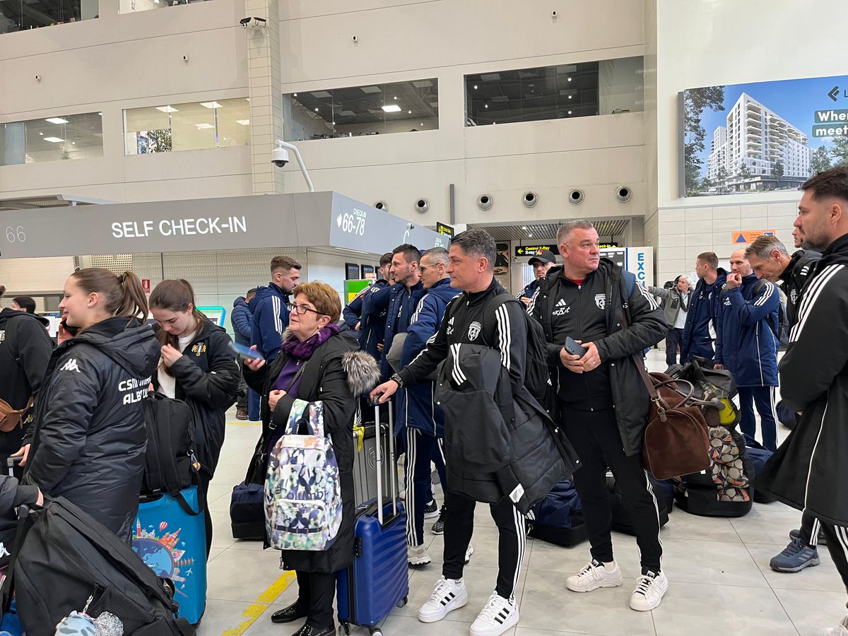 4 echipe din Superliga, în același avion spre Antalya » Surpriză în bagaj: „Mi-am luat cartea despre Rusia. Confirmă ce bănuiam”