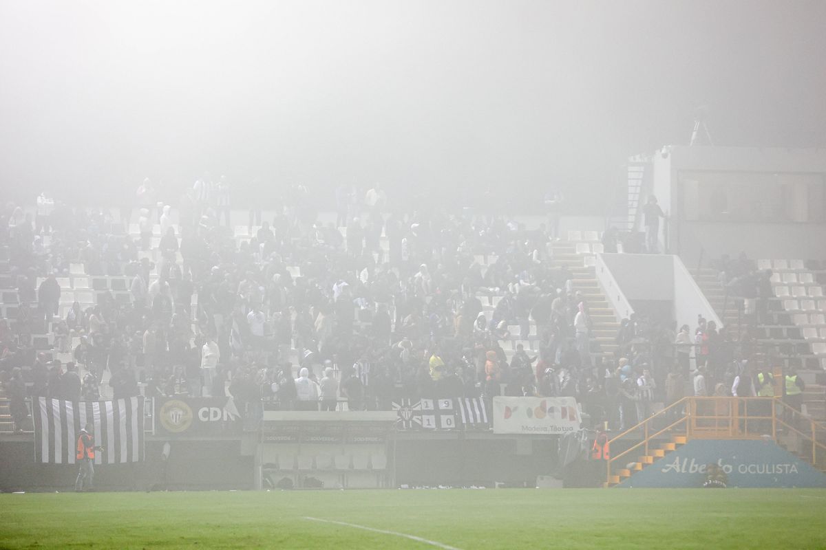 Imagini incredibile! Meciul Nacional - Porto, din Portugalia, abandonat