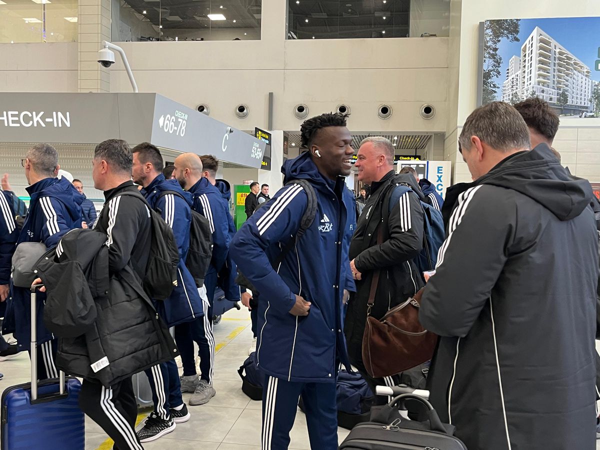 4 echipe din Superliga, în același avion spre Antalya » Surpriză în bagaj: „Mi-am luat cartea despre Rusia. Confirmă ce bănuiam”
