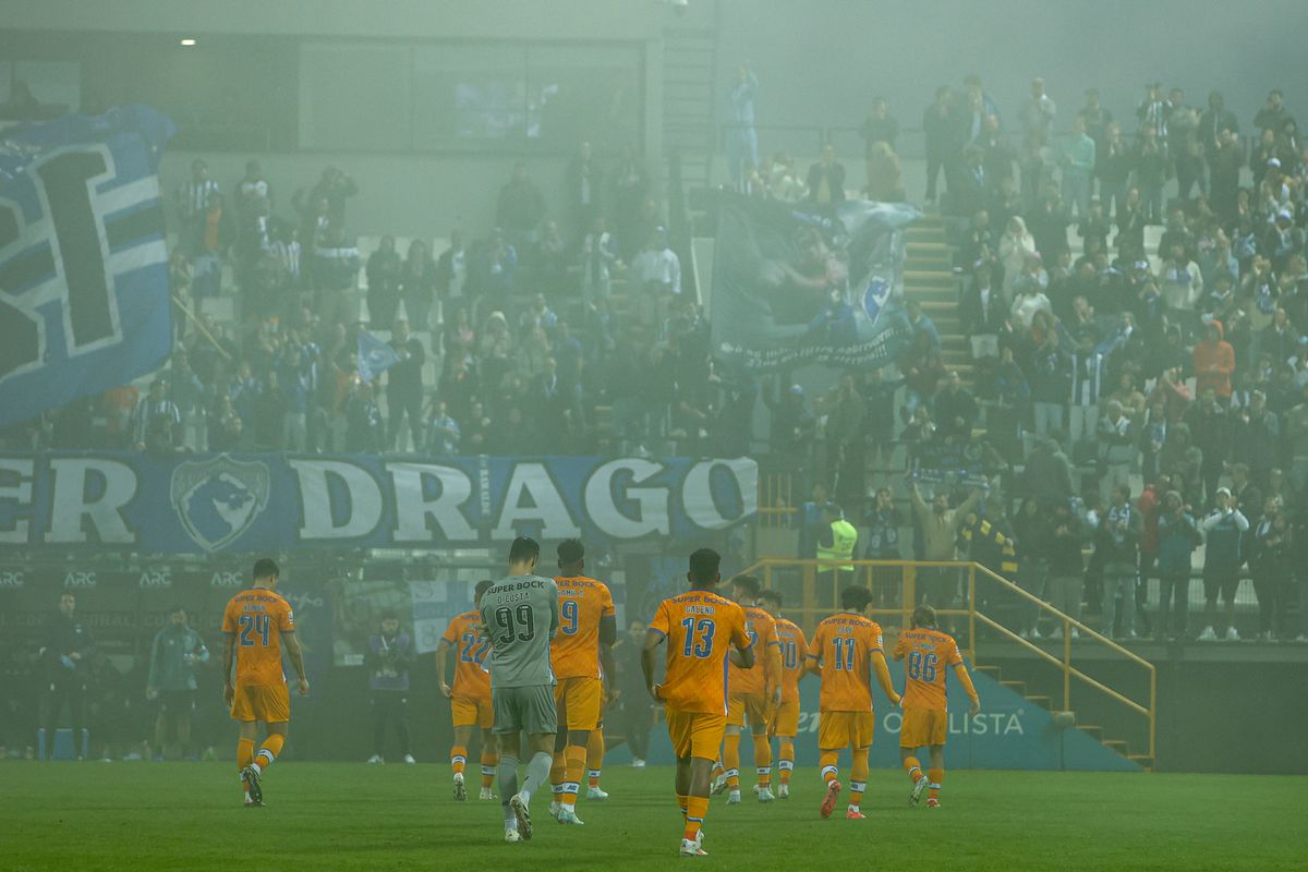 Imagini incredibile! Meciul Nacional - Porto, din Portugalia, abandonat