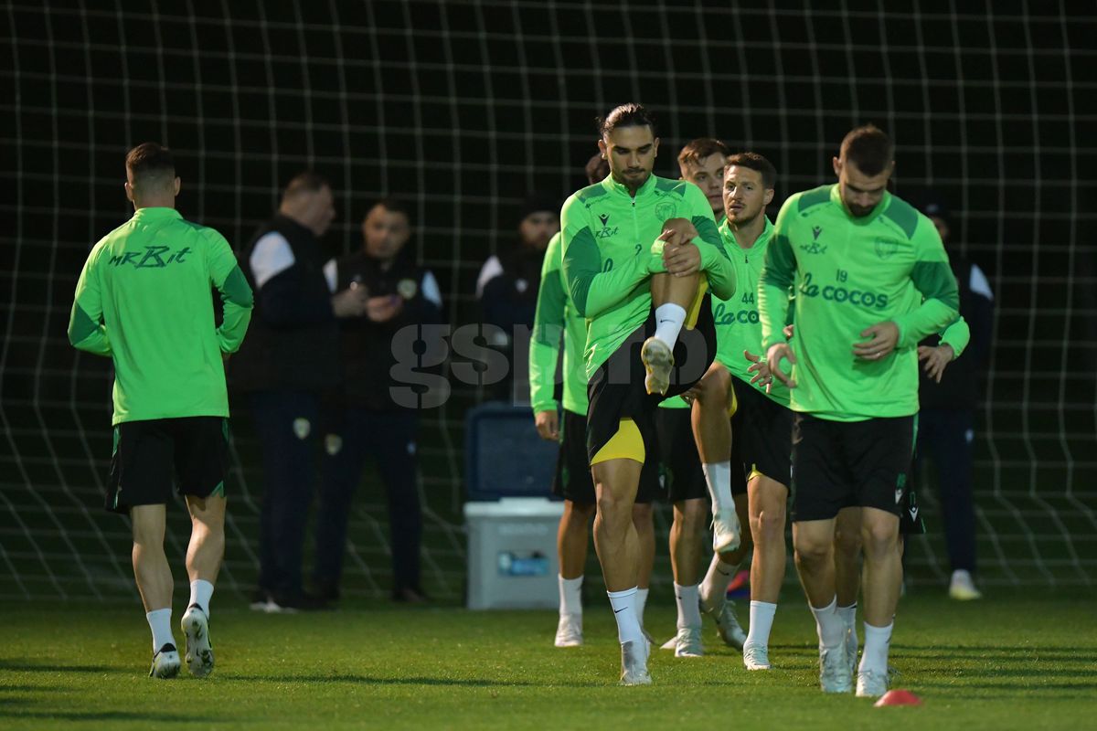 GSP a asistat la primul antrenament al lui Adrian Mutu la Petrolul! „Briliantul” nu s-a putut abține și a «îmblânzit» mingea