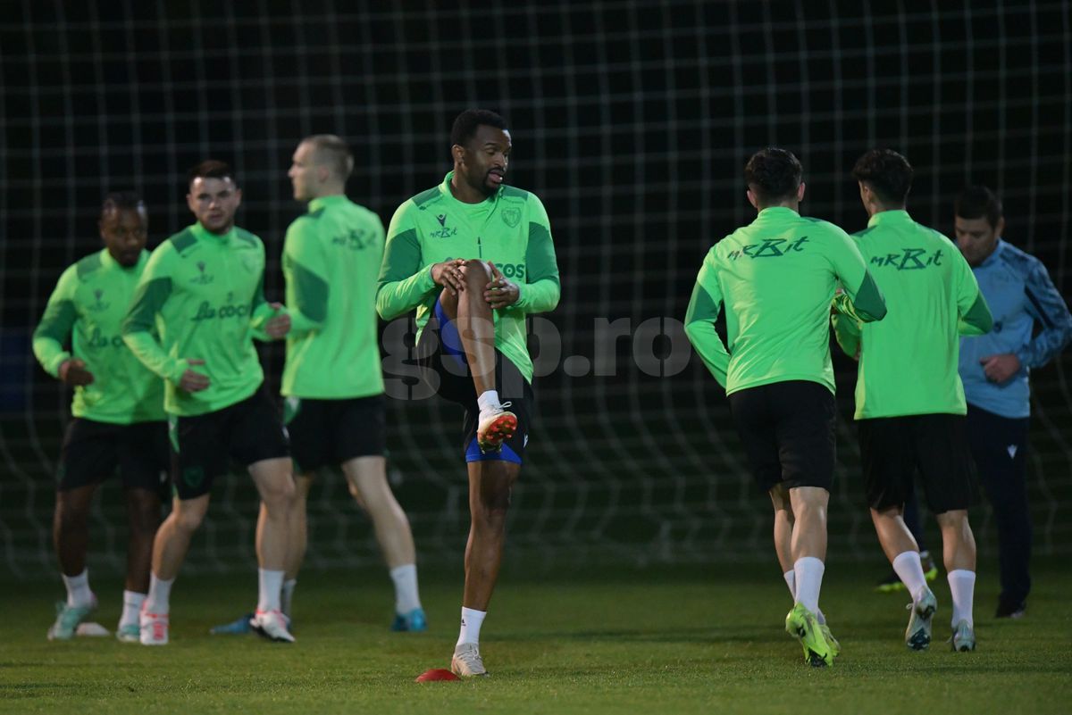 GSP a asistat la primul antrenament al lui Adrian Mutu la Petrolul! „Briliantul” nu s-a putut abține și a «îmblânzit» mingea