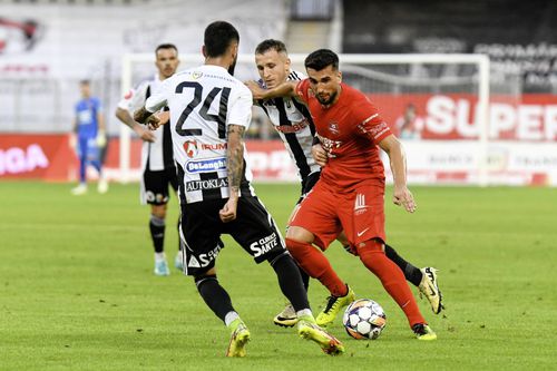 Ronaldo Deaconu (centru, cu mingea la picior), foto: Imago Images