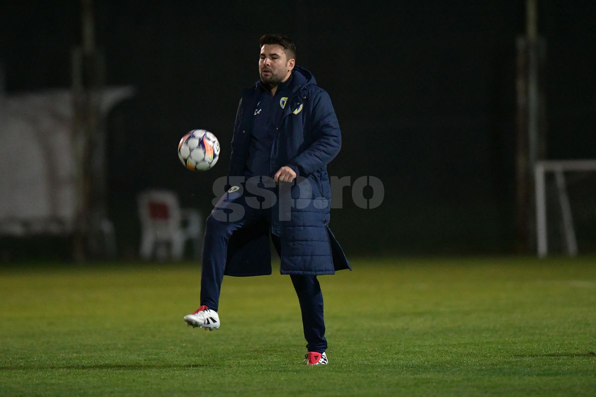 GSP a asistat la primul antrenament al lui Adrian Mutu la Petrolul! „Briliantul” nu s-a putut abține și a «îmblânzit» mingea