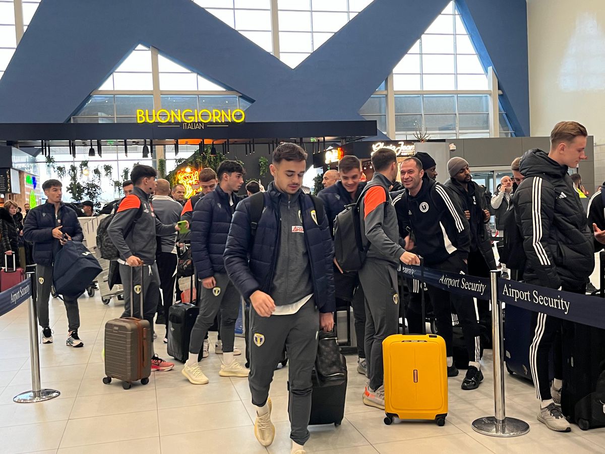 4 echipe din Superliga, în același avion spre Antalya » Surpriză în bagaj: „Mi-am luat cartea despre Rusia. Confirmă ce bănuiam”
