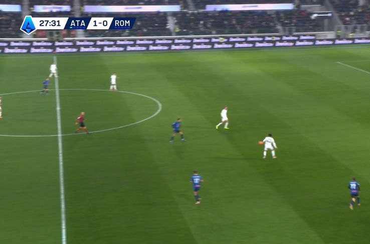 Hermoso, aflat la câțiva metri de Scamacca, preia larg cu piciorul drept