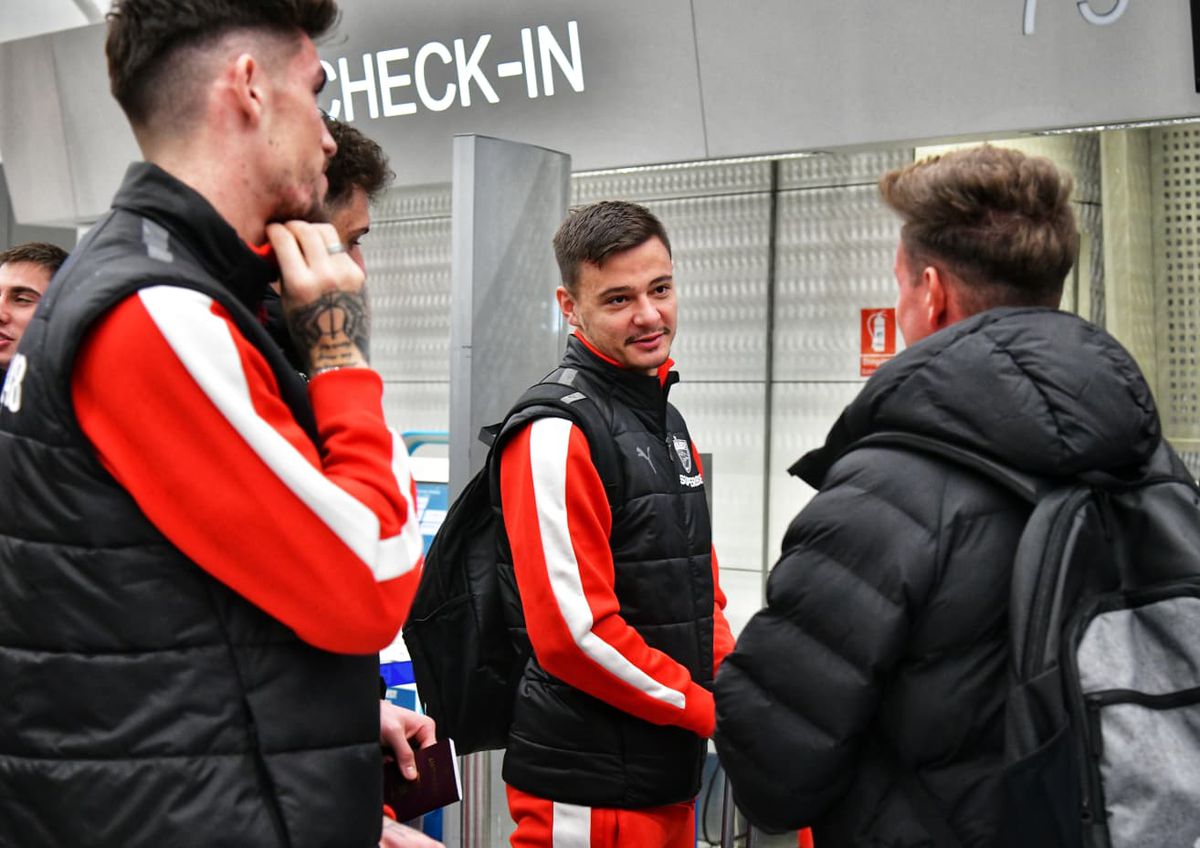 Dinamo a decolat azi spre Antalya cu Eissat în lot » Zeljko Kopic: „Cu toții așteptam mai multe transferuri!”. Ce a spus despre Vătăjelu