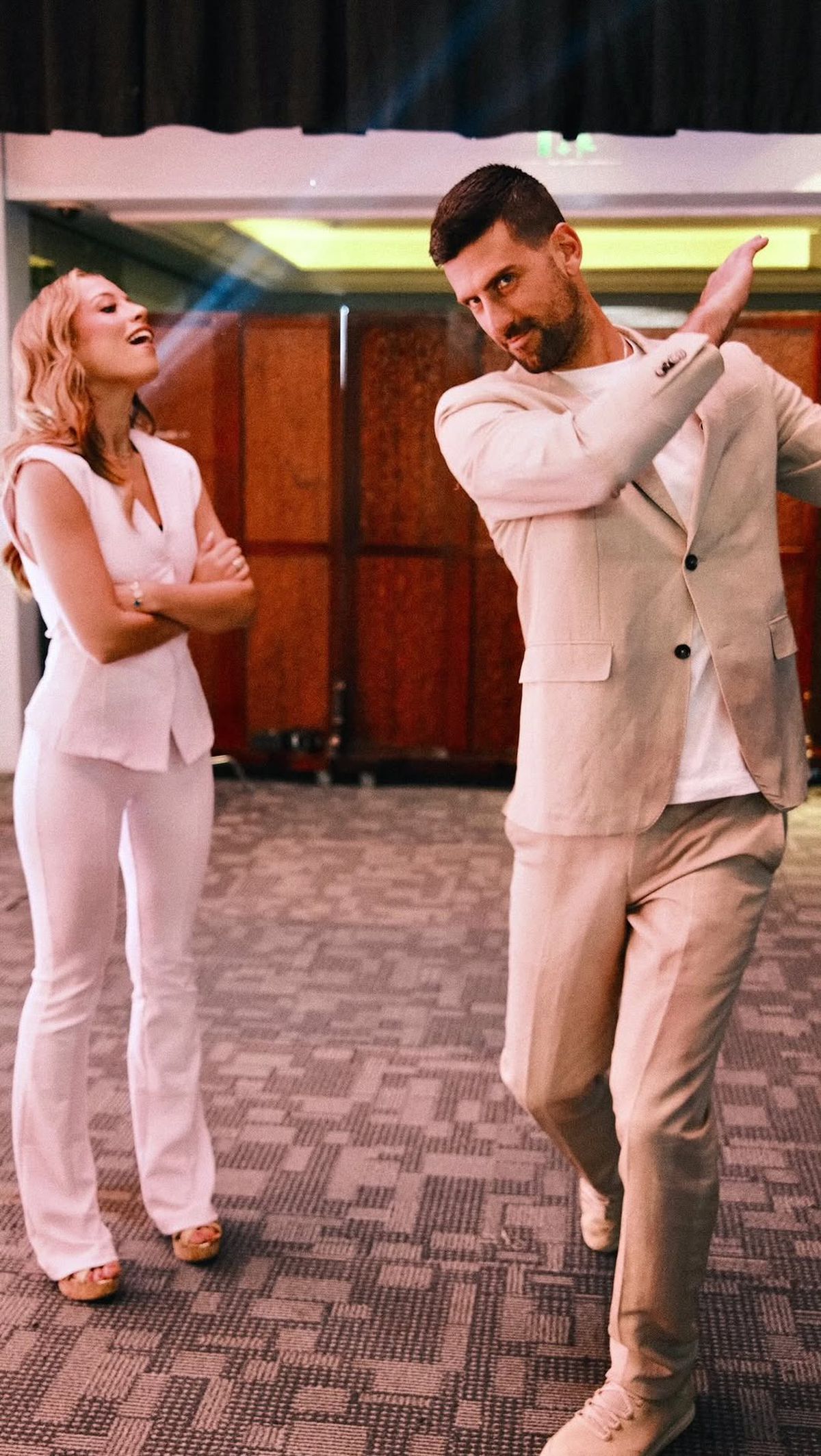 Clipul viral cu Novak Djokovic și o influenceriță superbă a încins internetul » Sârbul s-a furișat în spatele ei și a învățat-o cum se face