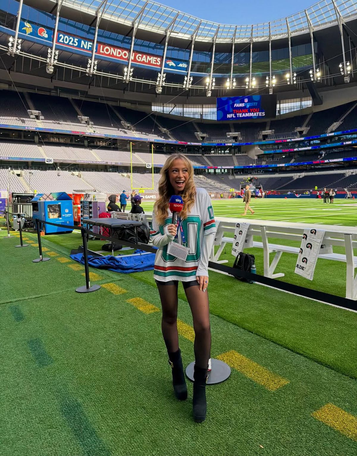 Prezentatoarea Jolie Sharp. Foto: Instagram