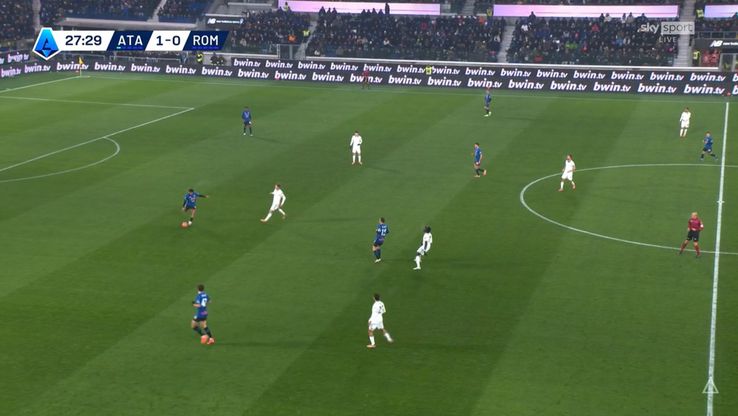 Emerson a pasat din propria jumătate. În acel moment, Scamacca era în ofsaid, dar el nu a jucat balonul