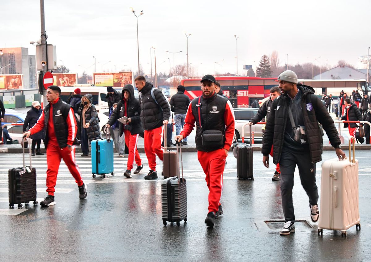 „I-am zis lui Dani Coman că vrea să mă dea afară” » Bogdan Andone, în formă pe aeroport: ce se întâmplă cu Caio și Mario Tudose