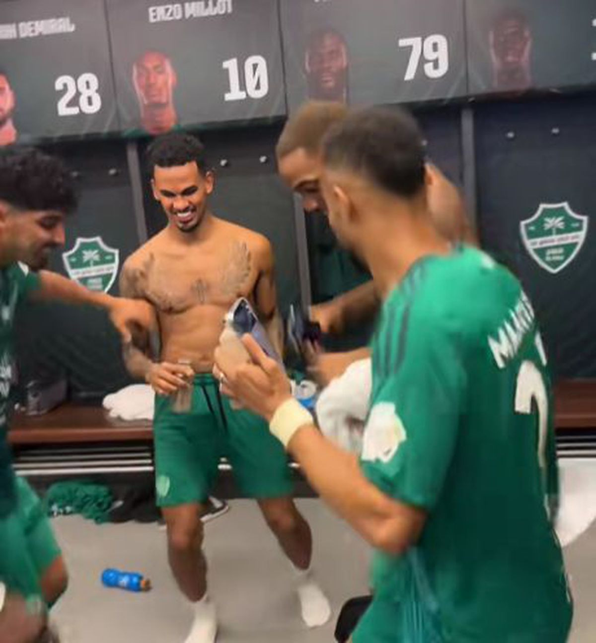 După ce l-au bătut pe Ronaldo, englezul Toney și colegii au dansat pe o manea românească