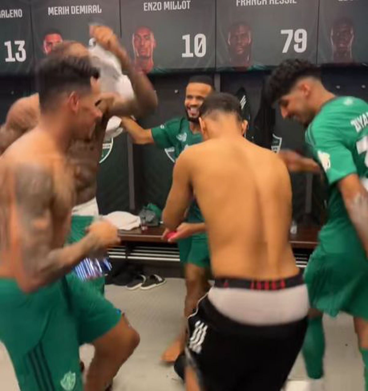 După ce l-au bătut pe Ronaldo, englezul Toney și colegii au dansat pe o manea românească