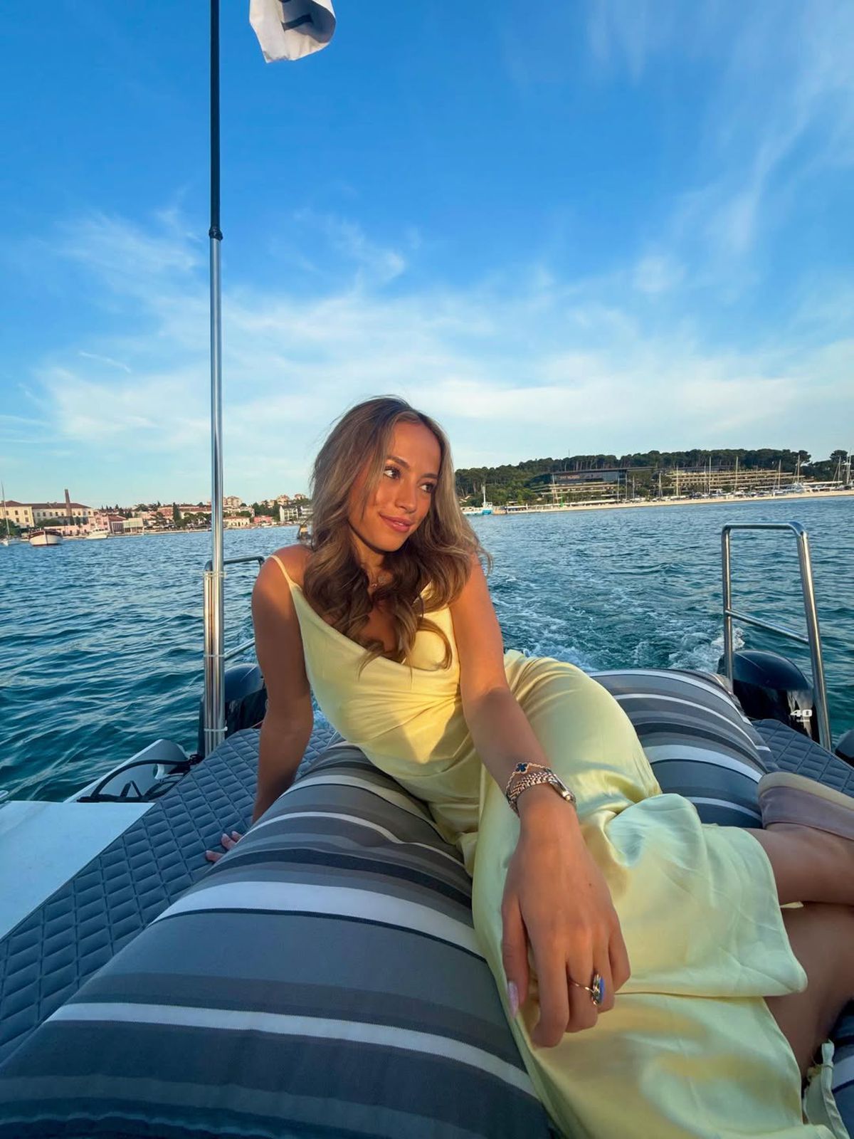 Clipul viral cu Novak Djokovic și o influenceriță superbă a încins internetul » Sârbul s-a furișat în spatele ei și a învățat-o cum se face