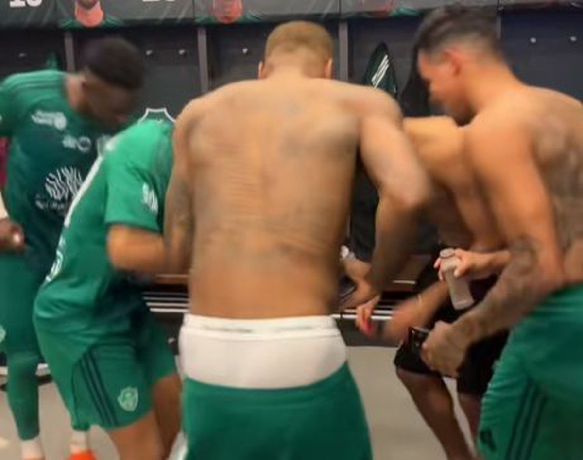 După ce l-au bătut pe Ronaldo, englezul Toney și colegii au dansat pe o manea românească