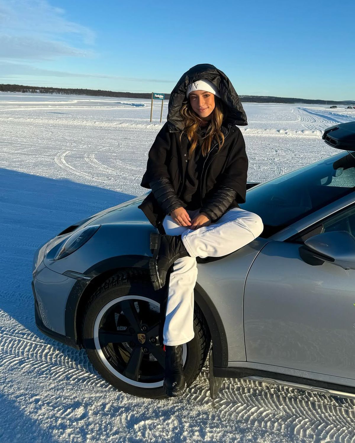 Prezentatoarea Jolie Sharp. Foto: Instagram