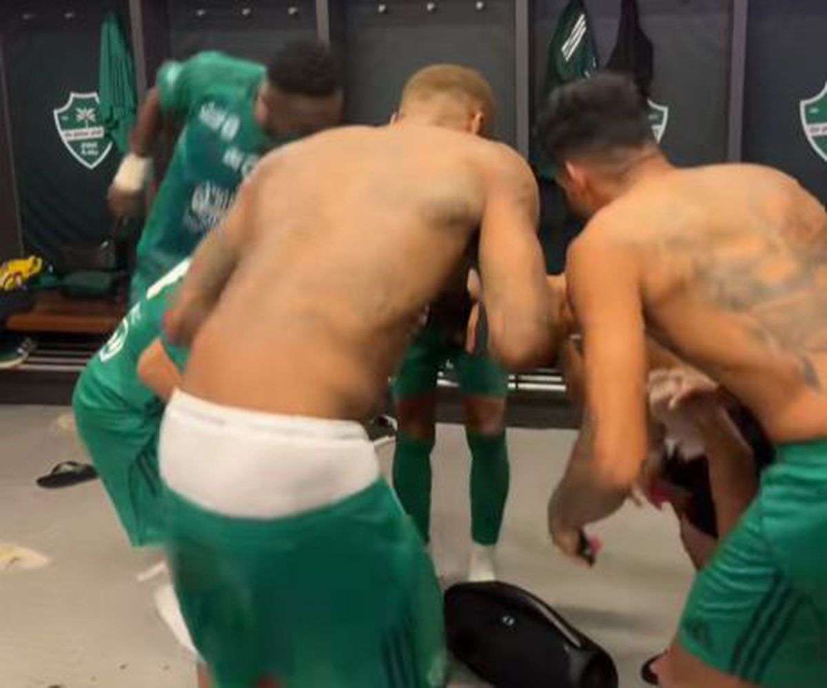 După ce l-au bătut pe Ronaldo, englezul Toney și colegii au dansat pe o manea românească