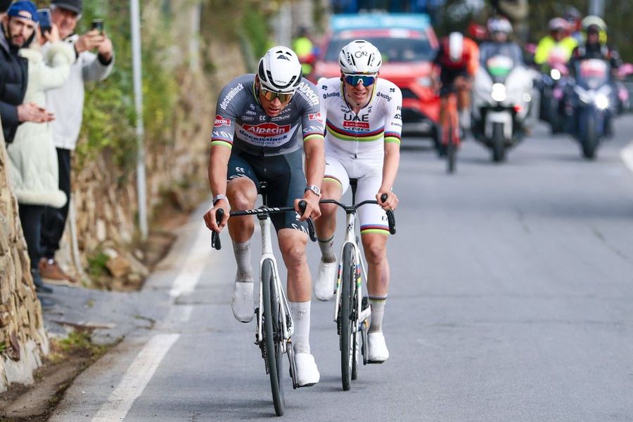 Mathieu van der Poel și Tadej Pogacar în Milano-San Remo 2025 Foto: Imago Images Bugetele echipelor de elită din ciclism au ajuns la 663 de milioane de euro, dar există o mare vulnerabilitate! Cât câștigă cel mai bine plătit ciclist din lume