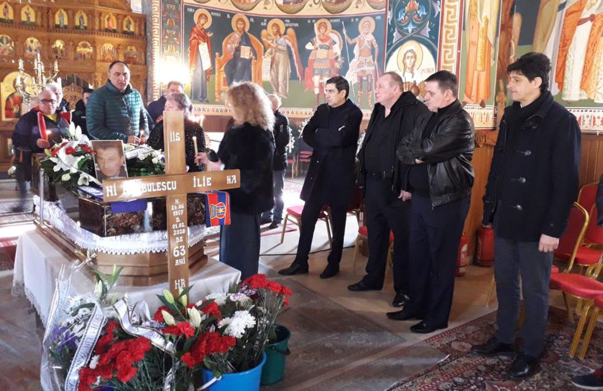 FOTO + VIDEO Legendele Stelei și-au luat rămas bun de la Ilie Bărbulescu » Tudorel Stoica nu s-a putut apropia de coșciug. Ștefan Iovan a început să plângă