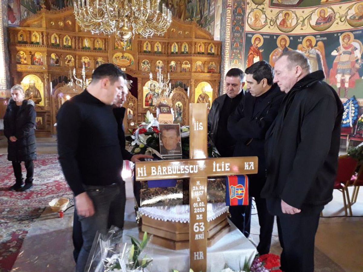 FOTO + VIDEO Legendele Stelei și-au luat rămas bun de la Ilie Bărbulescu » Tudorel Stoica nu s-a putut apropia de coșciug. Ștefan Iovan a început să plângă