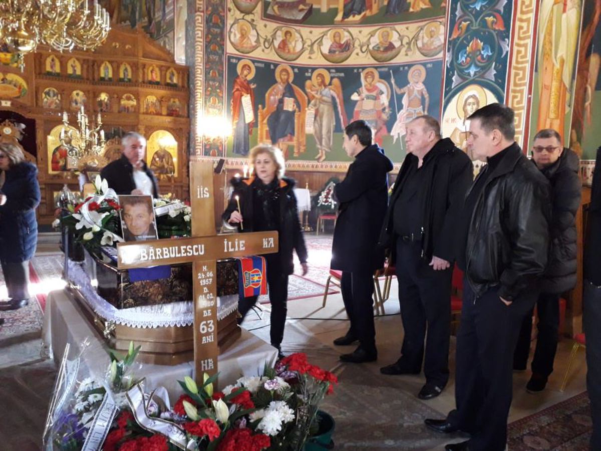FOTO + VIDEO Legendele Stelei și-au luat rămas bun de la Ilie Bărbulescu » Tudorel Stoica nu s-a putut apropia de coșciug. Ștefan Iovan a început să plângă