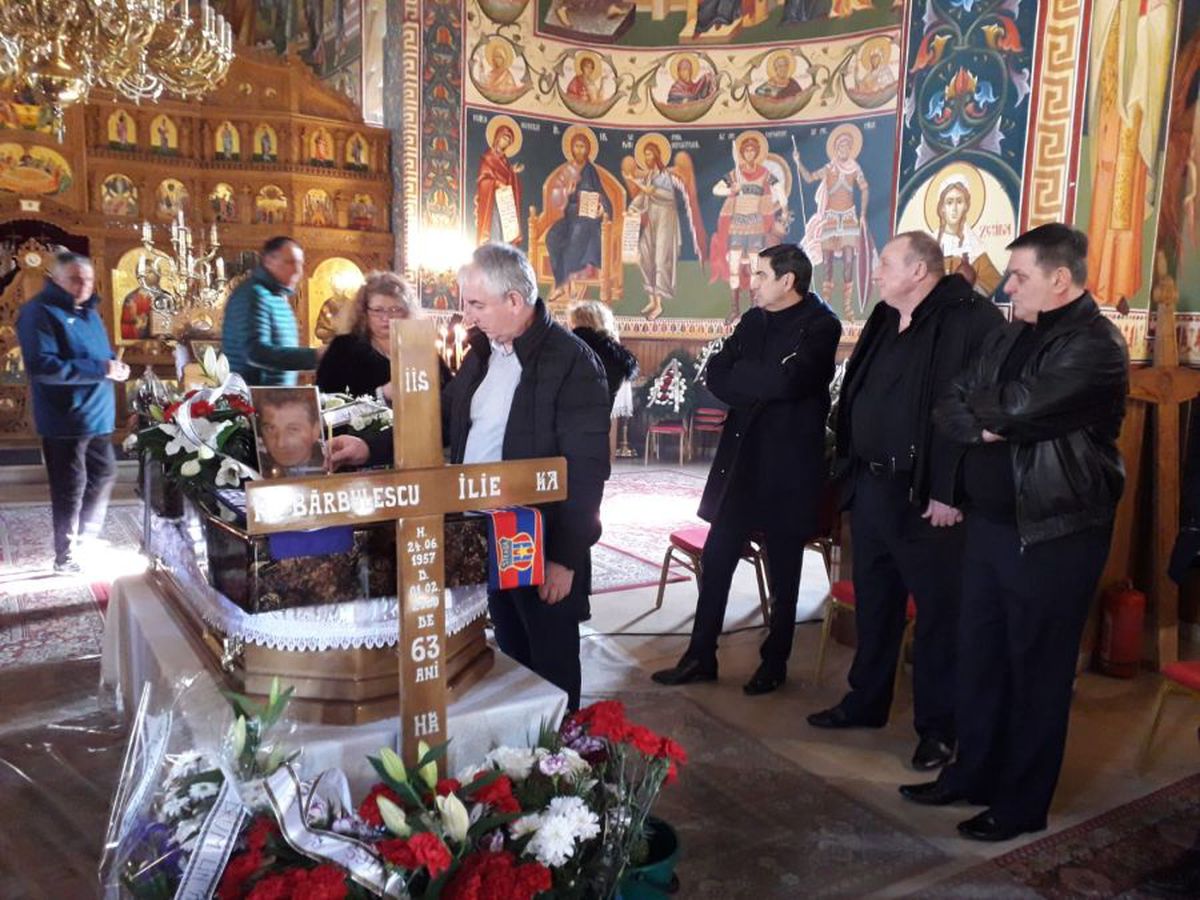 FOTO + VIDEO Legendele Stelei și-au luat rămas bun de la Ilie Bărbulescu » Tudorel Stoica nu s-a putut apropia de coșciug. Ștefan Iovan a început să plângă