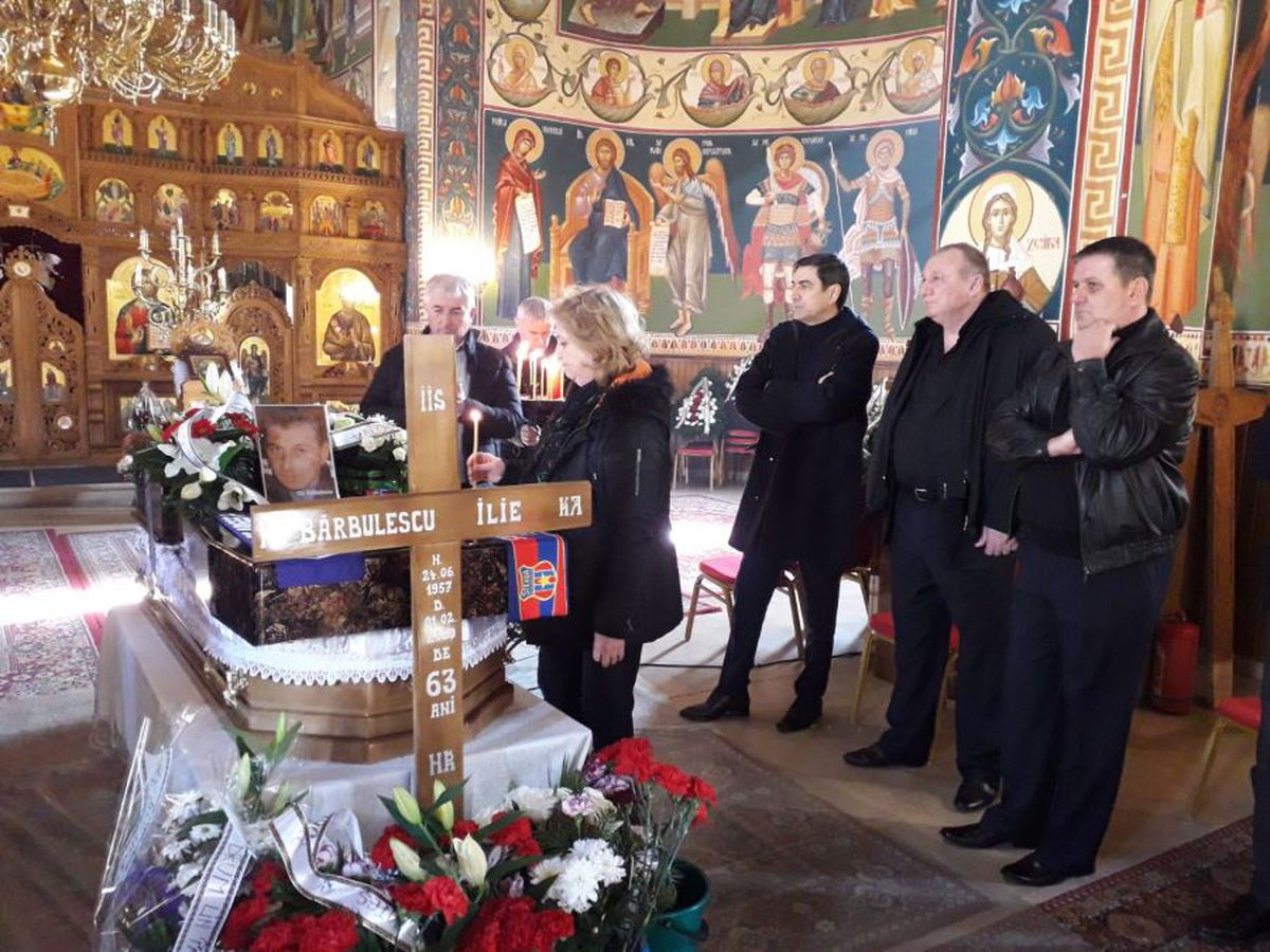 FOTO + VIDEO Legendele Stelei și-au luat rămas bun de la Ilie Bărbulescu » Tudorel Stoica nu s-a putut apropia de coșciug. Ștefan Iovan a început să plângă