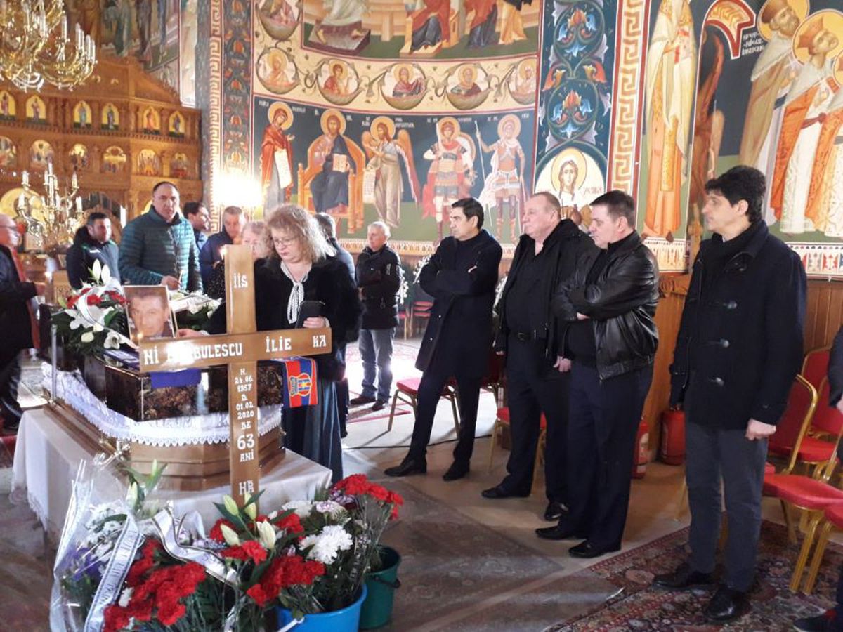 FOTO + VIDEO Legendele Stelei și-au luat rămas bun de la Ilie Bărbulescu » Tudorel Stoica nu s-a putut apropia de coșciug. Ștefan Iovan a început să plângă