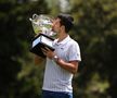 Novak Djokovici într-o ipostază des întâlnită: sărutând un trofeu