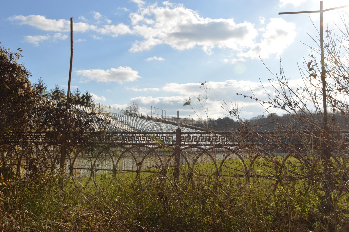 VIDEO + FOTO Cum arată acum locul în care s-au născut povești savuroase în anii ’90: bani pentru echipă câștigați la ruletă și oferta lui Gigi Becali înainte de a cumpăra Steaua