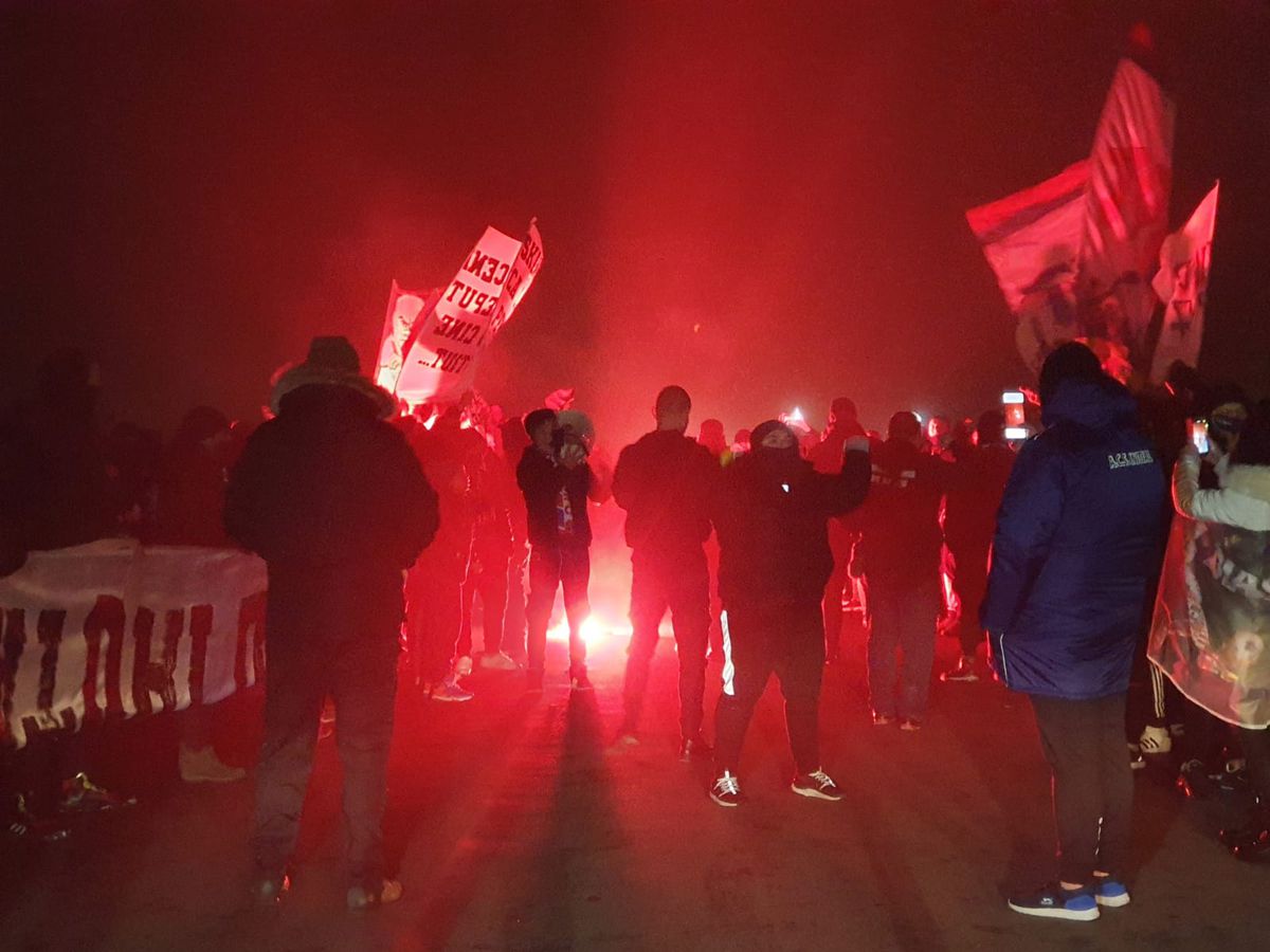 DINAMO - FCSB. VIDEO Ca în vremurile bune! Atmosfera creată de suporterii roș-albaștrilor înainte de Derby de România