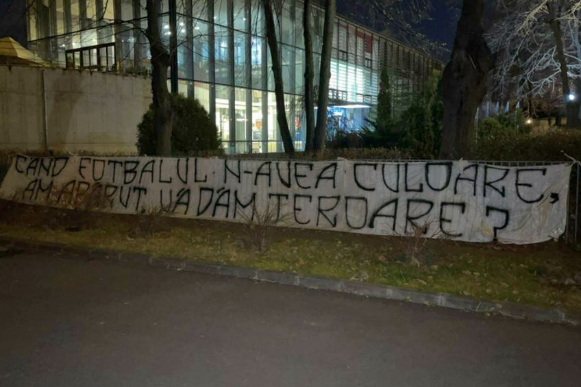 Un banner cu un conținut amenințător a fost afișat joi seara lângă sediul Federației Române de Fotbal.