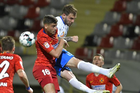 Dragoș Nedelcu, într-un duel FCSB - CS Universitatea Craiova / FOTO: Imago-Images
