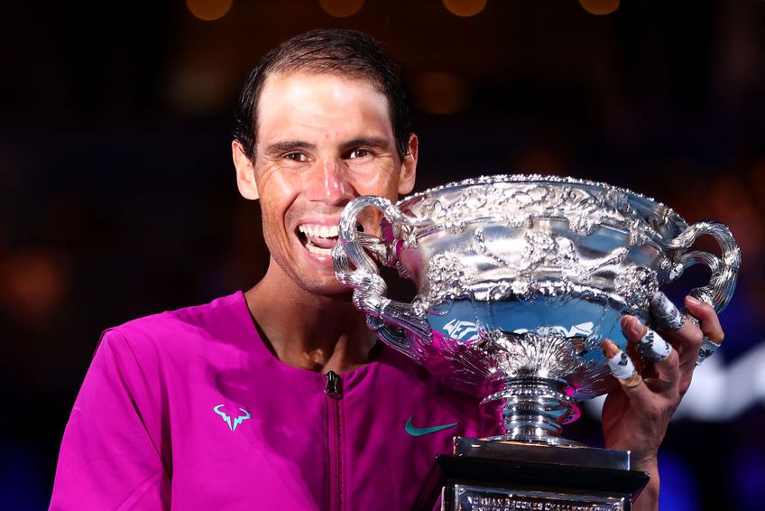 Rafa Nadal cu trofeul Australian Open 2022/ foto: gettyimages