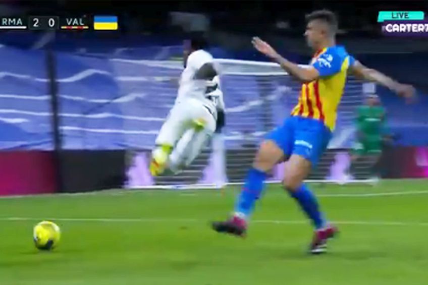 Intervenția lui Paulista asupra lui Vinicius // sursă foto: captură Twitter