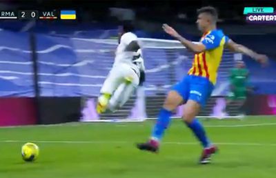 „Și-a pierdut mințile!” » Până și antrenorul Valenciei a fost șocat de intrarea asupra lui Vinicius