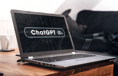 Gazeta a testat sistemul de inteligență artificială ChatGPT. Acesta a oferit răspunsuri corecte, dar și date complet greșite: „Hagi este considerat unul dintre cei mai buni fotbaliști români din istorie”, „Lăcătuș a jucat la Rapid”