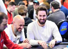 Top 7 sfaturi care te vor ajuta să faci trecerea de la Poker Online la Poker Live, fără să știe nimeni că ești începător