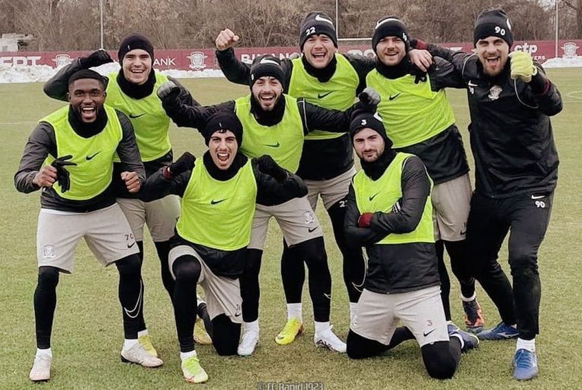 Funsho Bamgboye, cu numărul 70, în stânga imaginii / FOTO: Facebook @FCRapid1923oficial