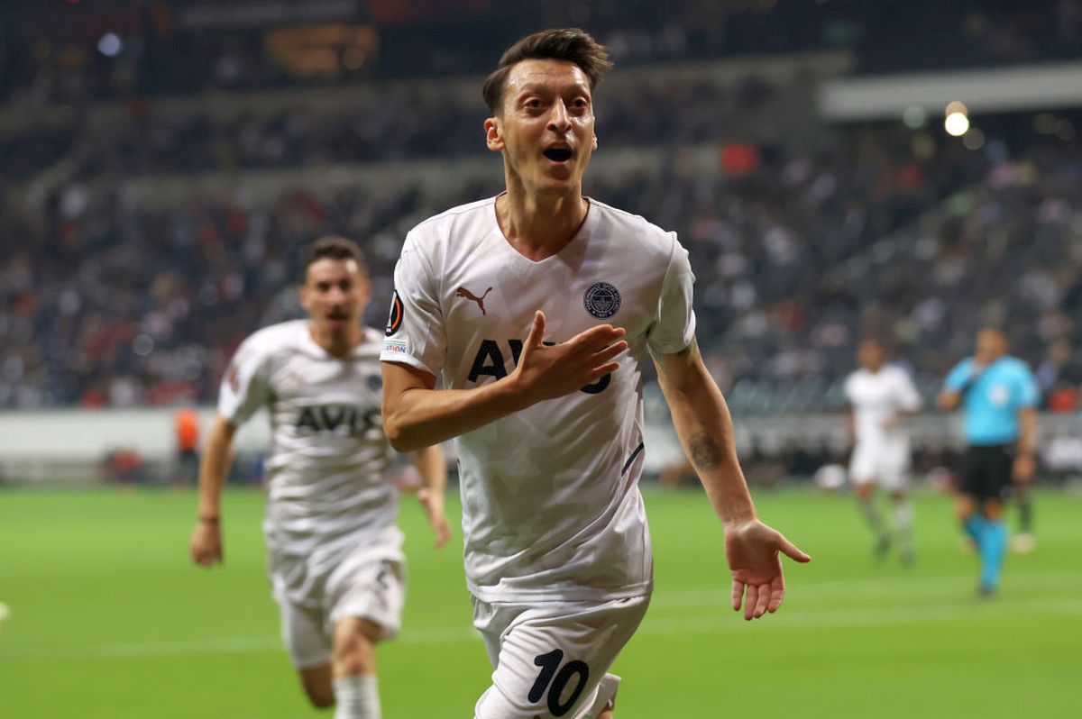 Surpriză uriașă în Turcia: Mesut Ozil s-a retras brusc din fotbal, după ce ieri fusese titular la İstanbul Başakşehir!