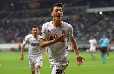 Surpriză uriașă în Turcia: Mesut Ozil s-a retras brusc din fotbal, după ce ieri fusese titular la İstanbul Başakşehir!